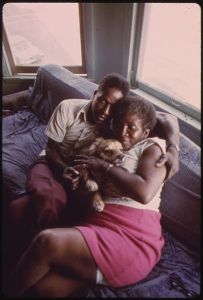 405px-BLACK_COUPLE_AND_THEIR_DOG_IN_THEIR_APARTMENT_IN_SOUTH_SIDE_CHICAGO._FROM_1960_TO_1970_THE_PERCENTAGE_OF_CHICAGO..._-_NARA_-_556171